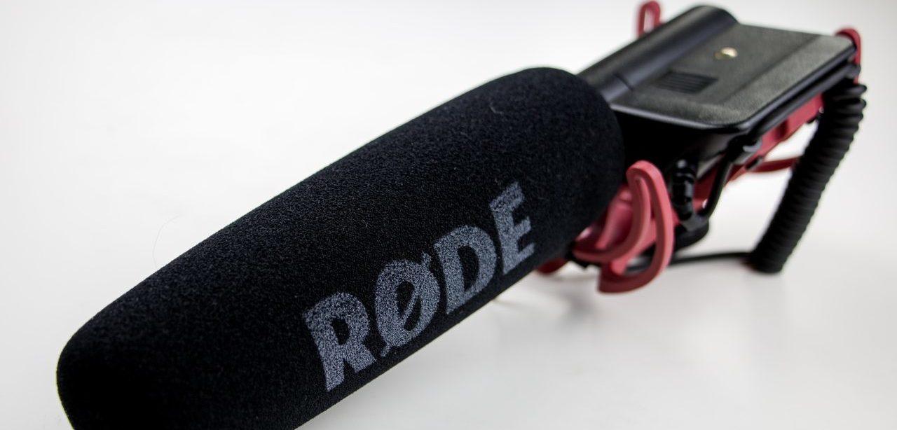 RØDE Shotgun mikrofoni sopii hyvin esimerkiksi ulkona kuvattaviin haastatteluihin, joissa ei ole aikaa asentaa lavalier-mikrofonia!